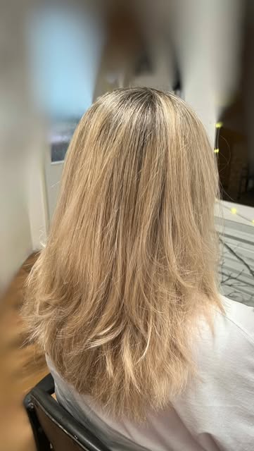 Blond vrstvený účes s lehkým prosvětlením