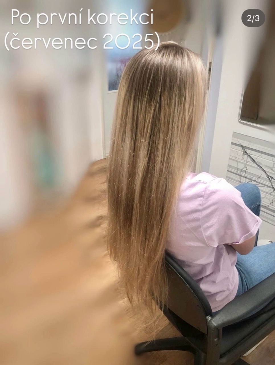 Dlouhé blond vlasy po první korekci v červenci 2025; spodní tmavší část zůstala kvůli kvalitě vlasů