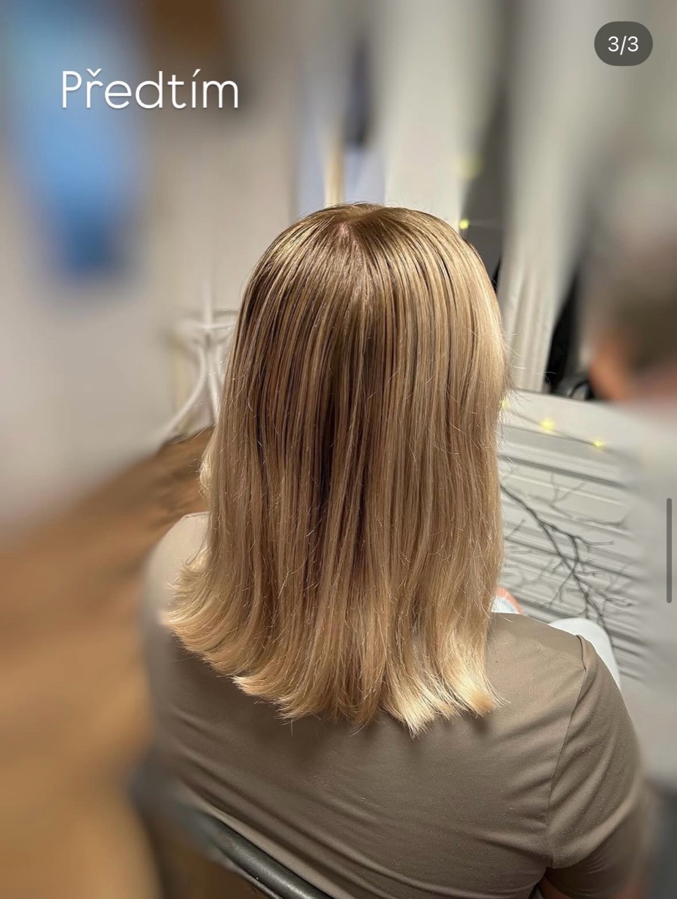 Blond vlasy s nechtěným odstínem po předchozím barvení před korekcí